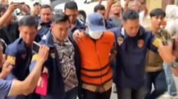 Usai Diperiksa Berjam-jam, Sekda Lamteng Welly Adiwantra Keluar dengan Rompi Tahanan