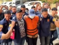 Usai Diperiksa Berjam-jam, Sekda Lamteng Welly Adiwantra Keluar dengan Rompi Tahanan