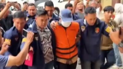 Usai Diperiksa Berjam-jam, Sekda Lamteng Welly Adiwantra Keluar dengan Rompi Tahanan